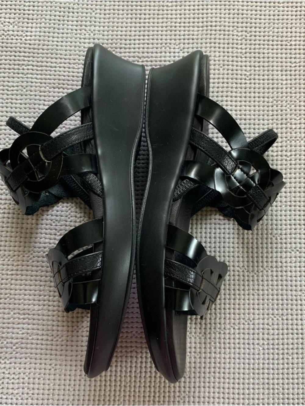 Munro American Black Leather Strap Sandals Size 7 Walking Wedge Comfortable